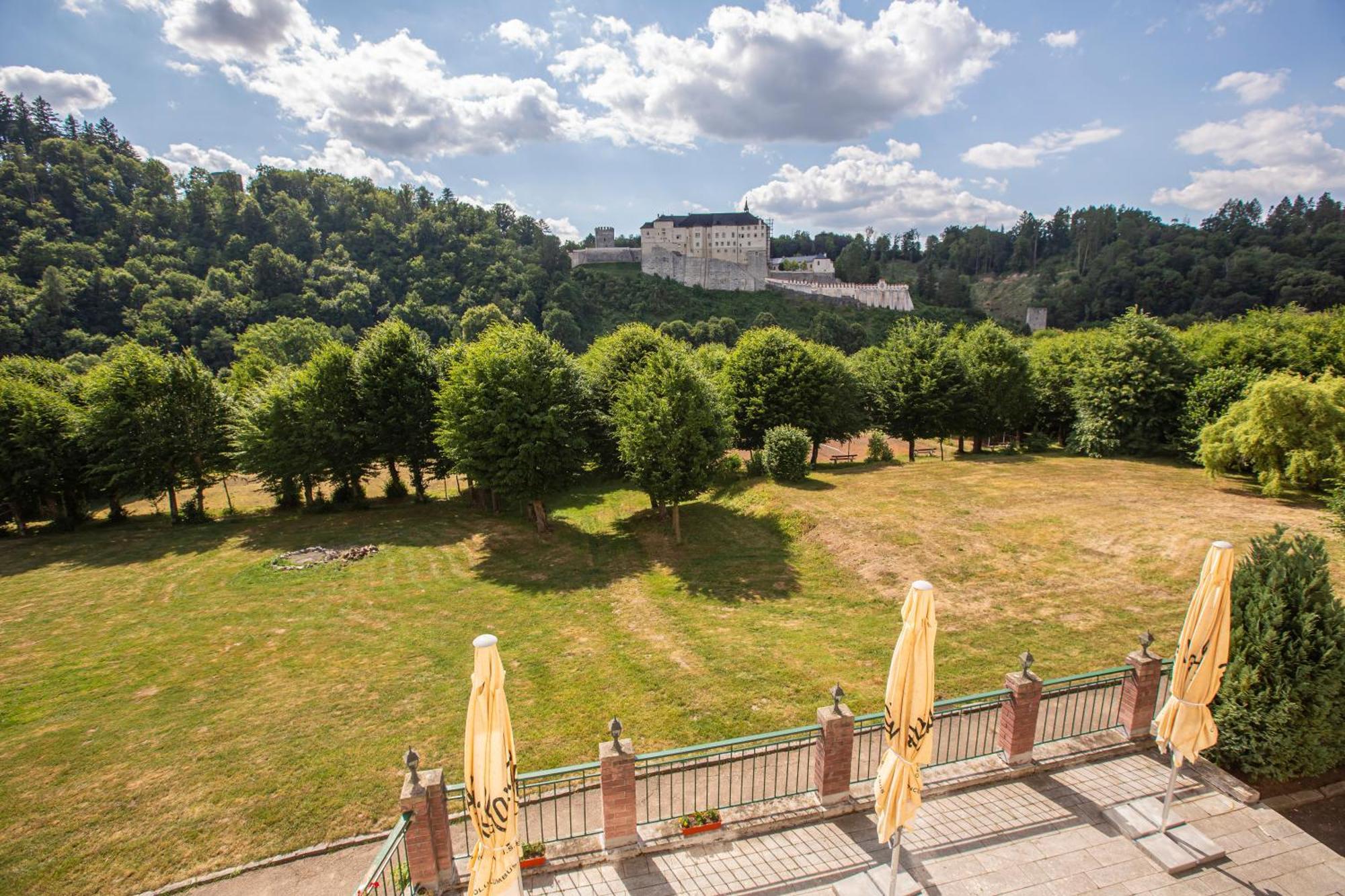 Pension V Parku Cesky Sternberk Exterior foto